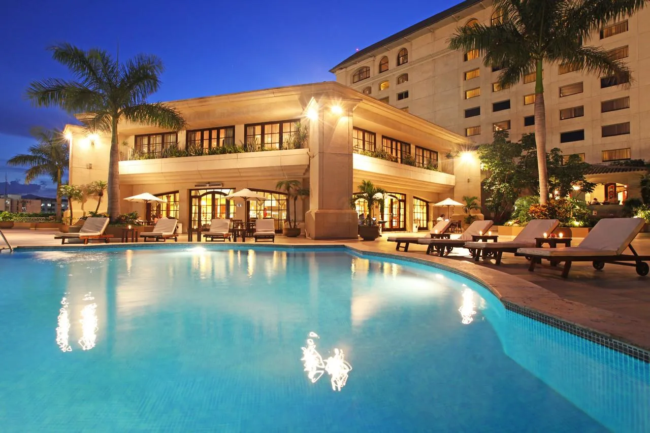 Piscina del Hotel Clarion Tegucigalpa al anochecer